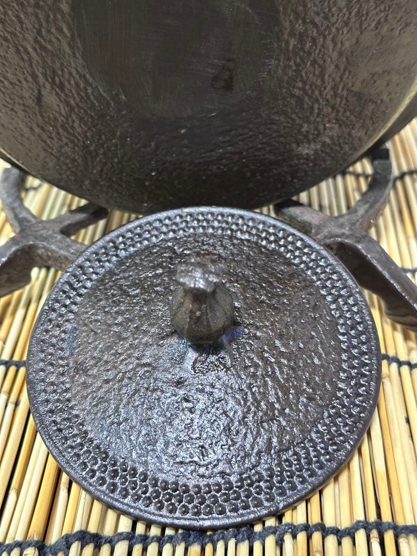 未使用、付属品付　岩手県奥州 佐秋鋳造所佐藤守巨造 真作保証　南部鉄瓶 南部鉄器