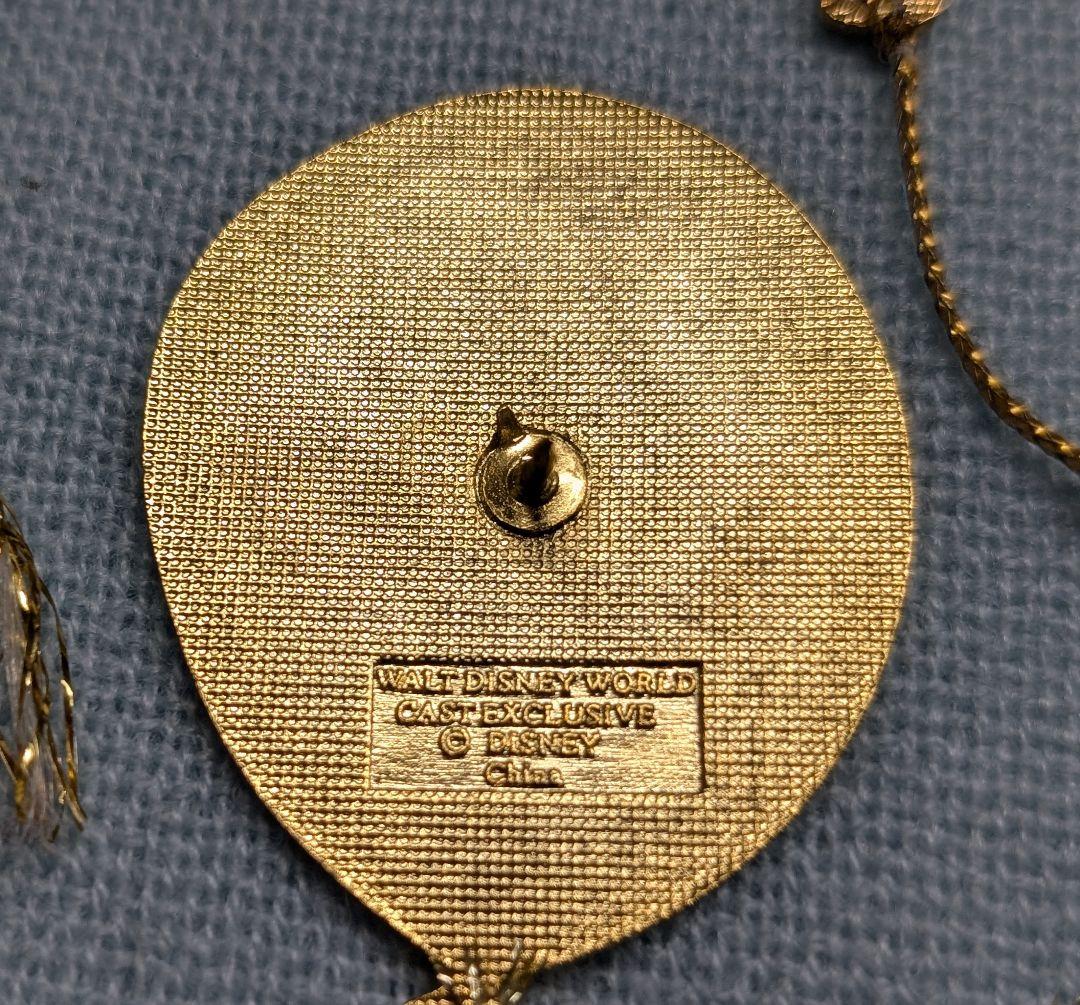 WDWキャスト限定バルーンピンバッチ - メルカリ