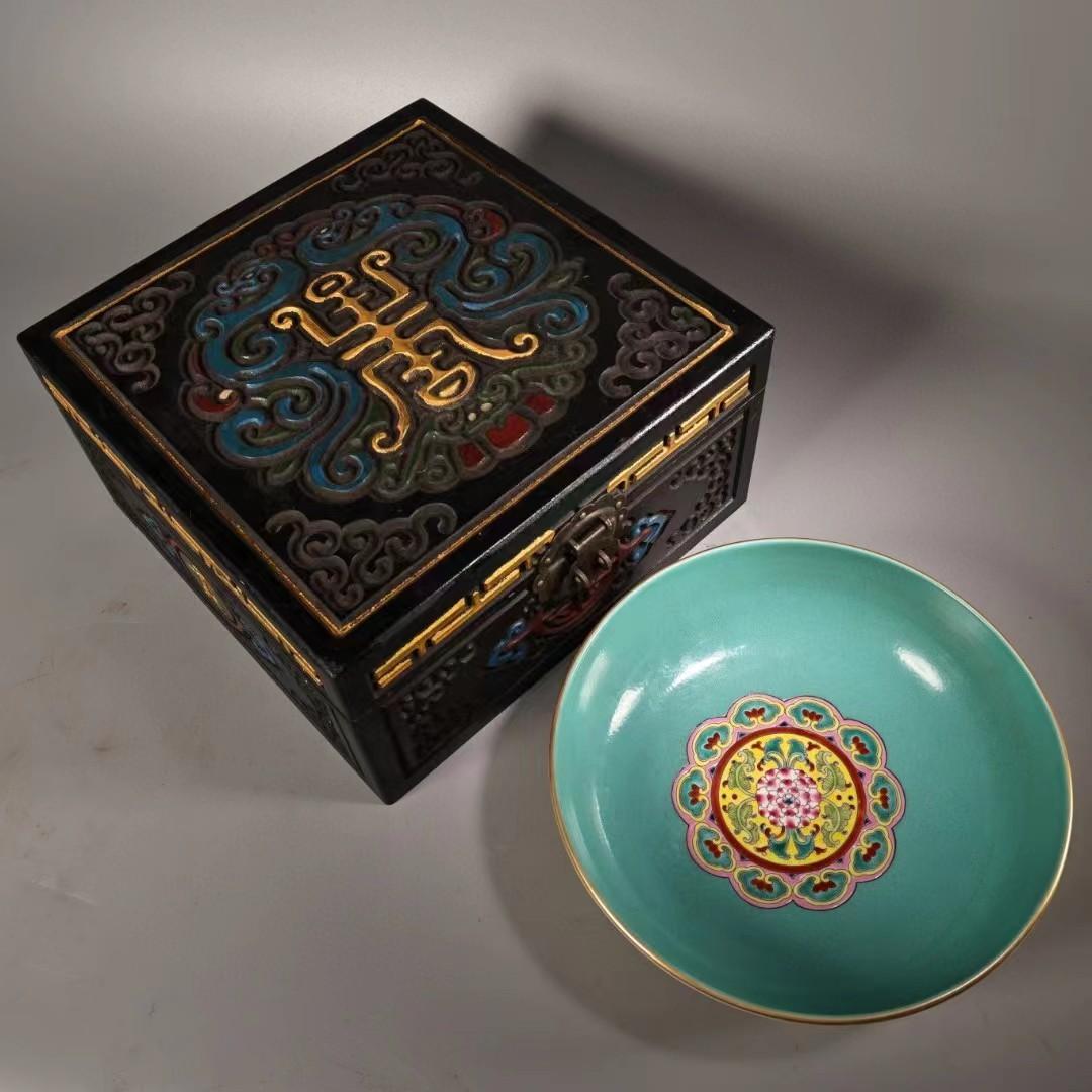 中国古美術・旧蔵珐琅彩粉彩陶磁器の皿・瑞獣中皿・