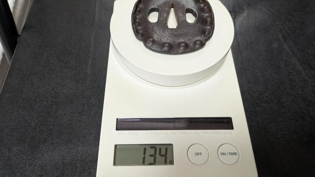 銘：信家 鮑貝 アワビ貝 縁打出し 鉄鍔