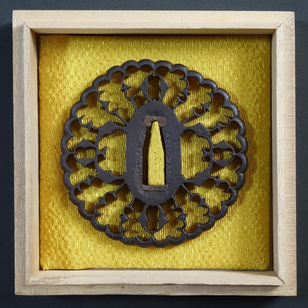 【 京透 抱茗荷雁金透鍔 】(鍔箱・布団付き) 鍔 鐔 刀装具 武具 骨董