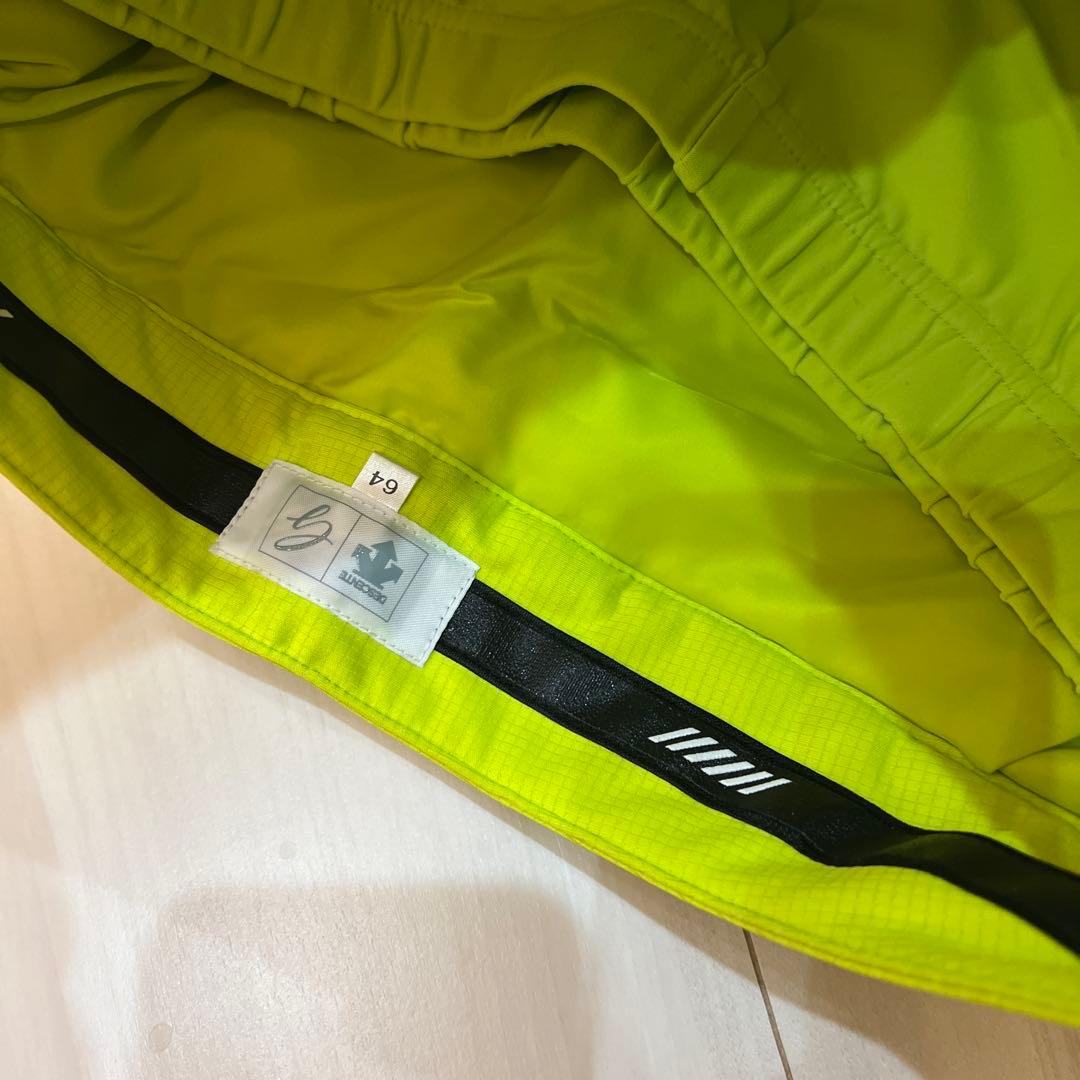 新品　最安値　定価3万以上　半額以下　デサントゴルフ　イエロー　ダウンスカート