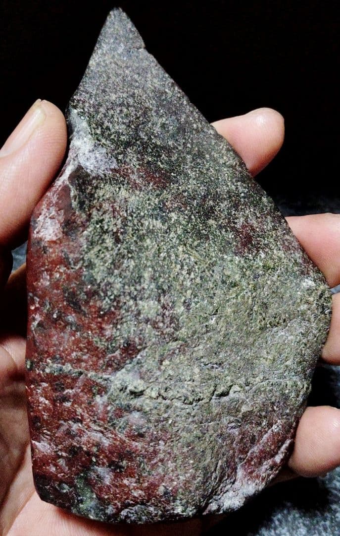 ☆サーペンティン原石☆赤蛇紋岩【入りコン沢・2面カット・353