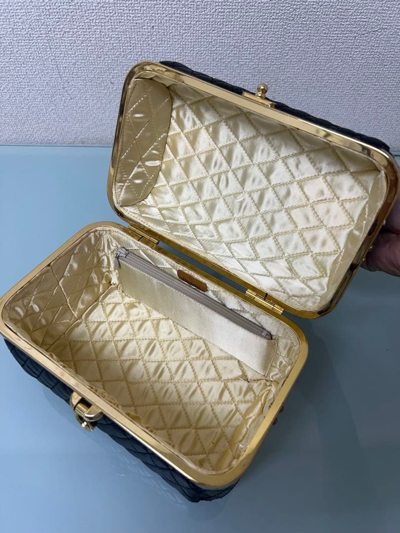 黒いキルティングパーティーバッグ