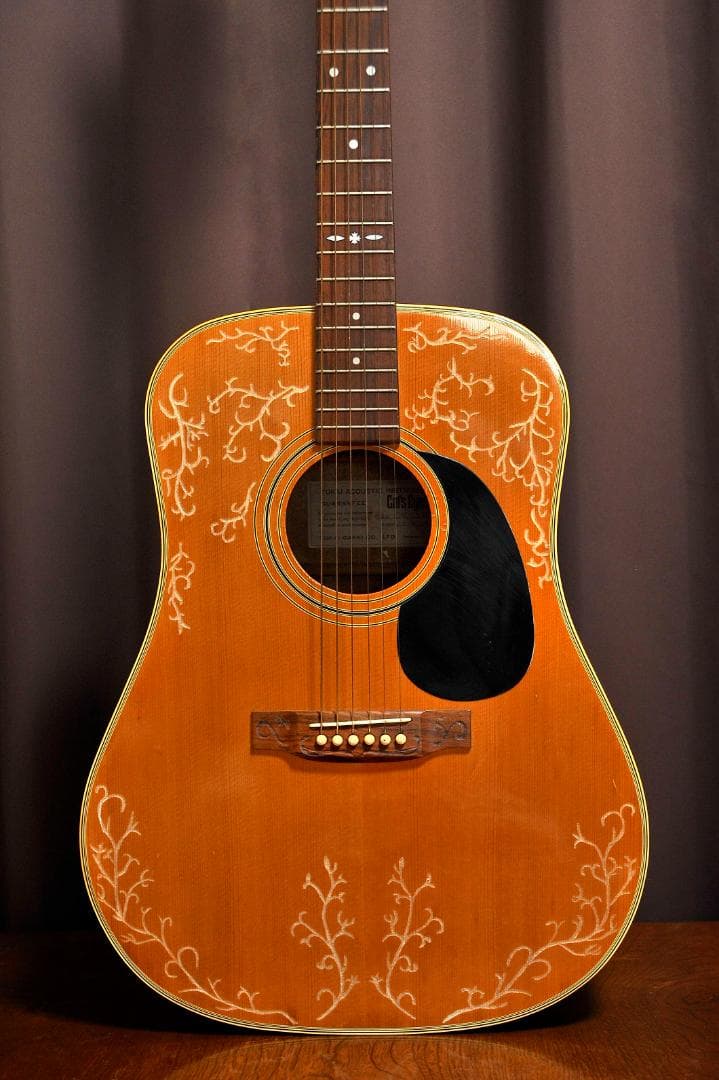 ☆彫刻ギター Cat´s Eyes CEシリーズ 舞台にストリート演奏とオブジェ