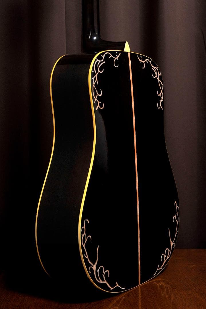 ☆彫刻ギター Cat´s Eyes CEシリーズ 舞台にストリート演奏とオブジェ