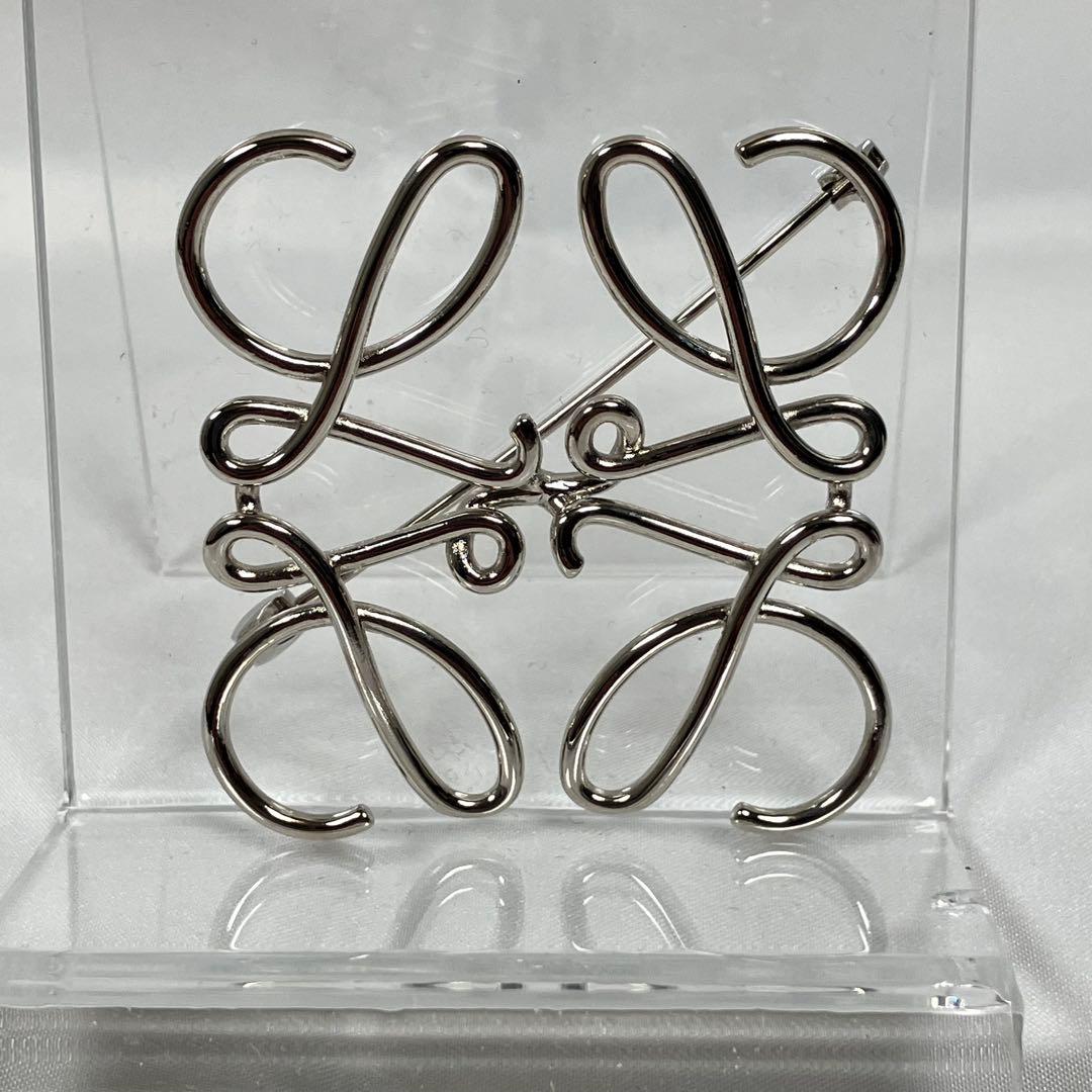 ロエベ アナグラム ブローチ シルバー色 中古良品 - メルカリ