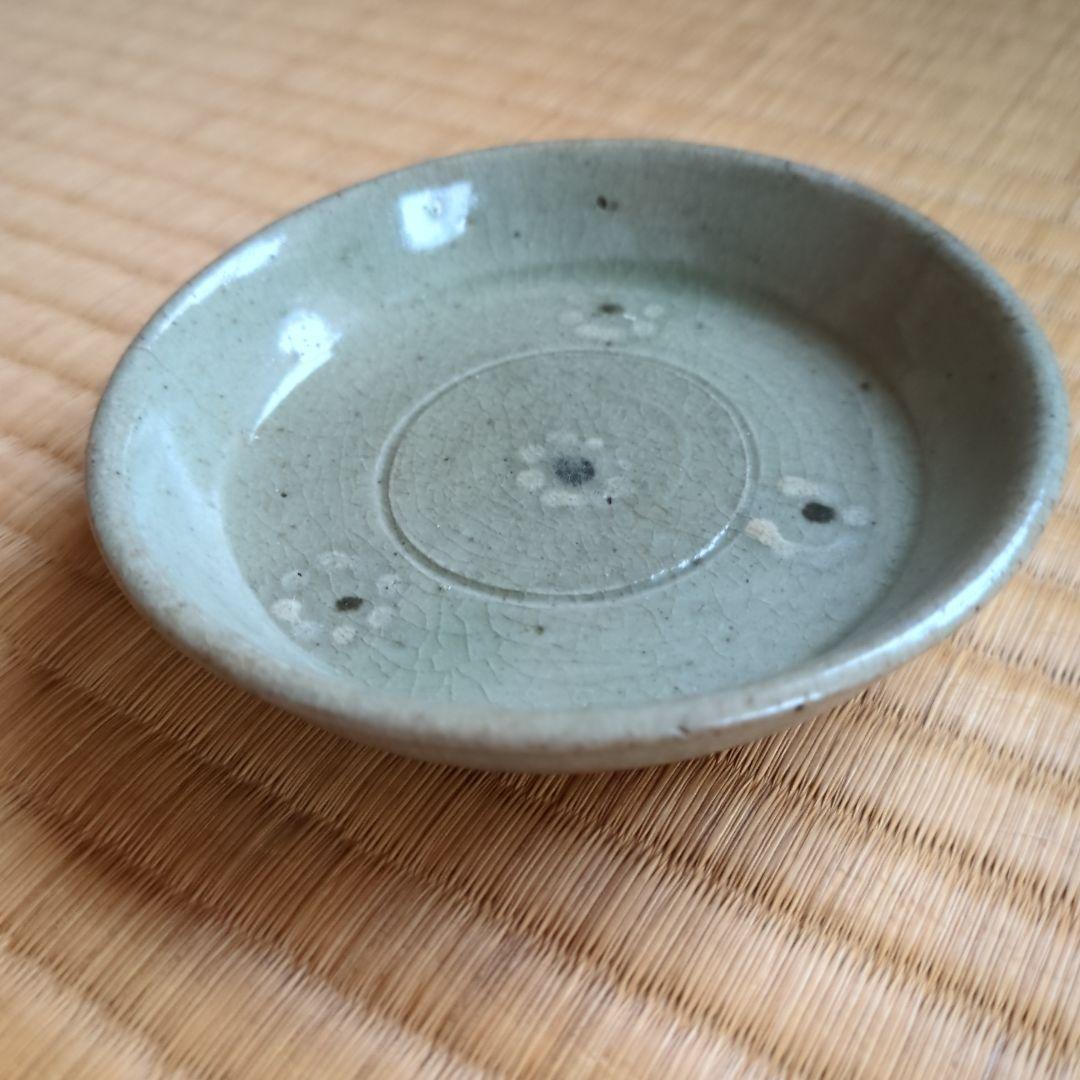 グレーの円形陶器皿　高麗青磁　骨董品　酒盃　小皿