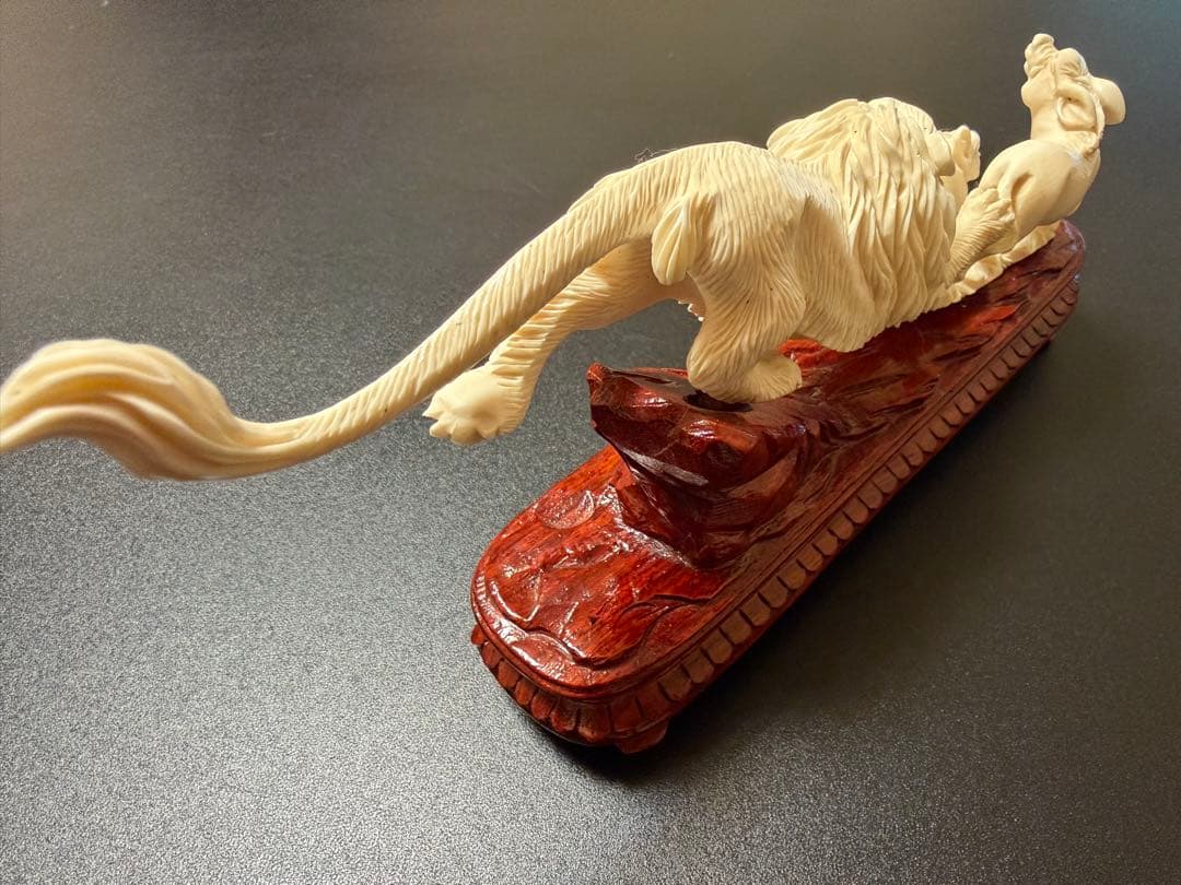 ライオンと獲物の彫刻置物