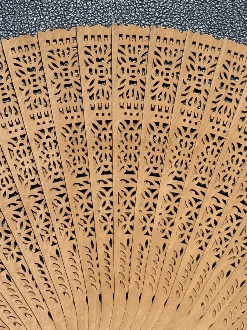 扇子　20.6cm 白檀　透かし彫り　繊細　細工　工芸　着物　和装