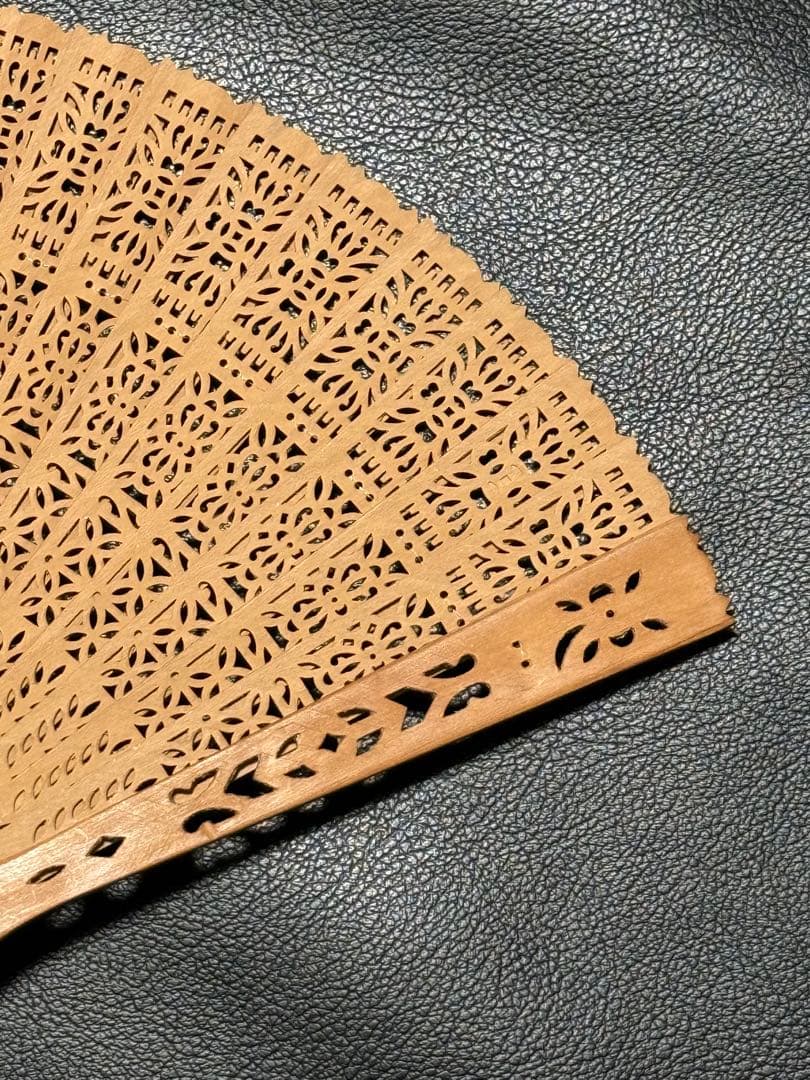 扇子　20.6cm 白檀　透かし彫り　繊細　細工　工芸　着物　和装