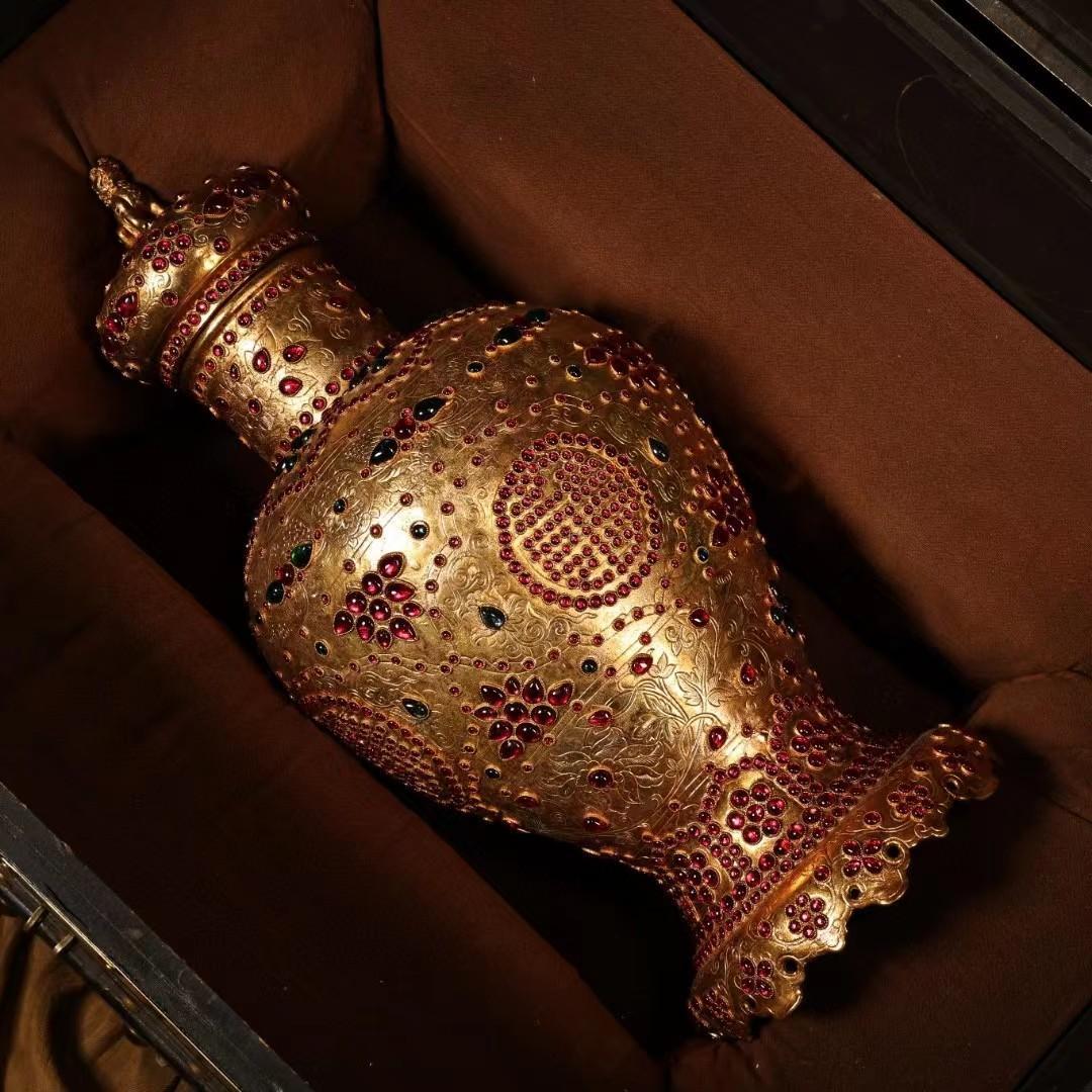 中国古美術・旧蔵鏨刻鎏金の宝石を嵌め花瓶・純銅・箱付き・高浮彫り