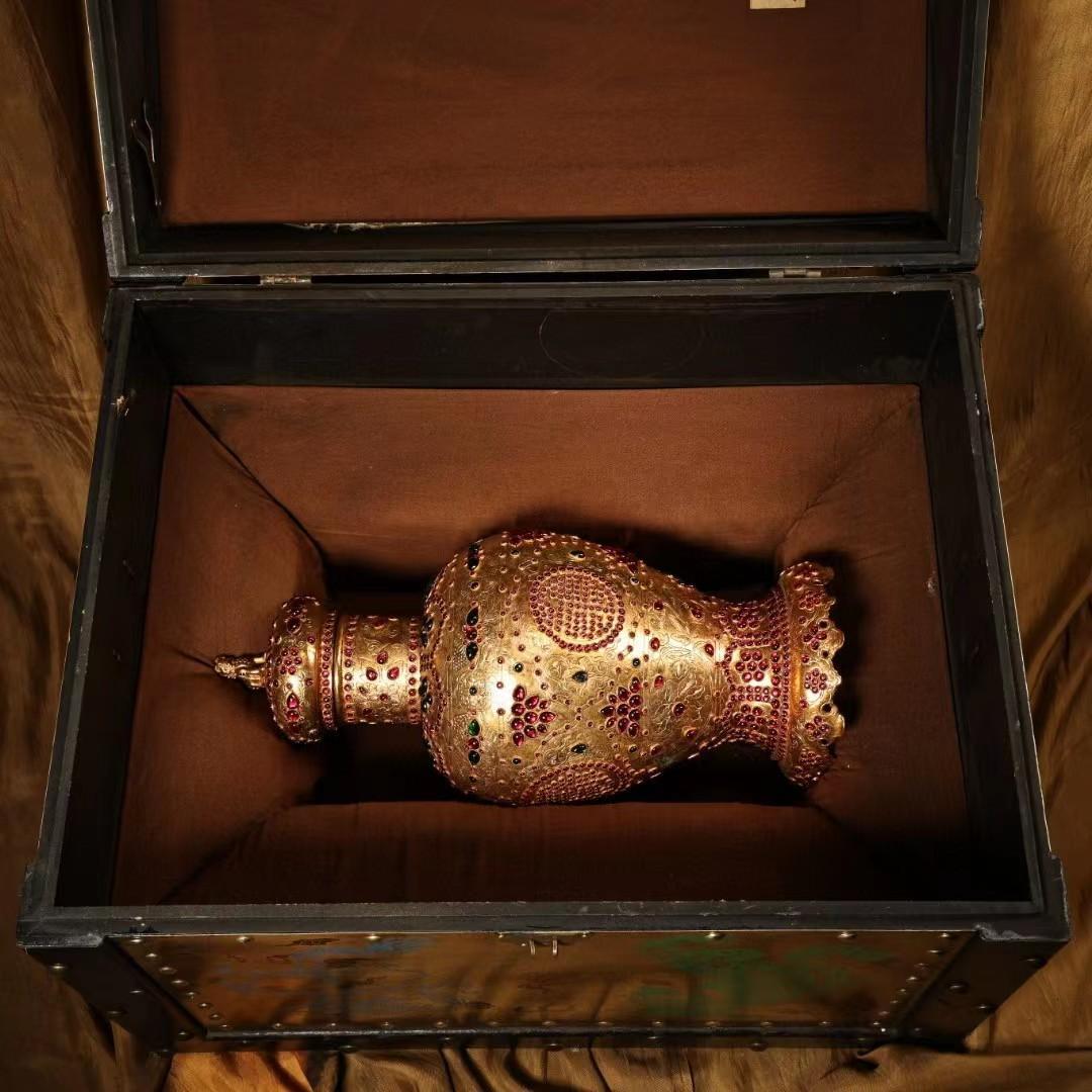 中国古美術・旧蔵鏨刻鎏金の宝石を嵌め花瓶・純銅・箱