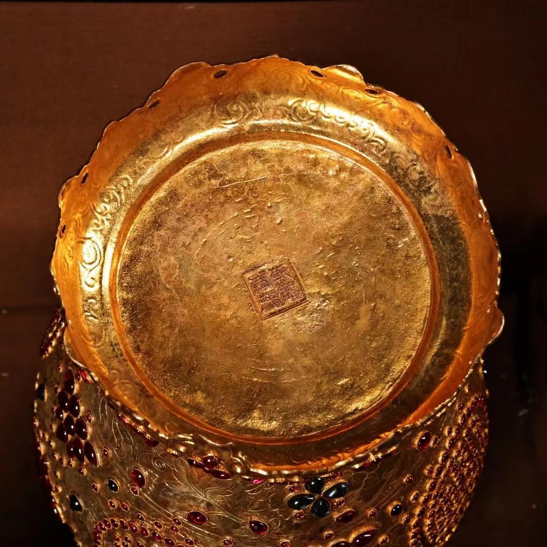中国古美術・旧蔵鏨刻鎏金の宝石を嵌め花瓶・純銅・箱付き・高浮彫り・置物・文房具