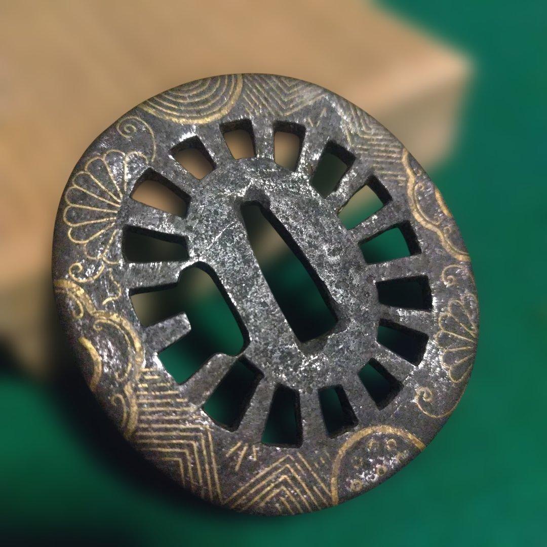 金属製 鍔(つば) 円形 黒色 金色装飾 象嵌　鉄地