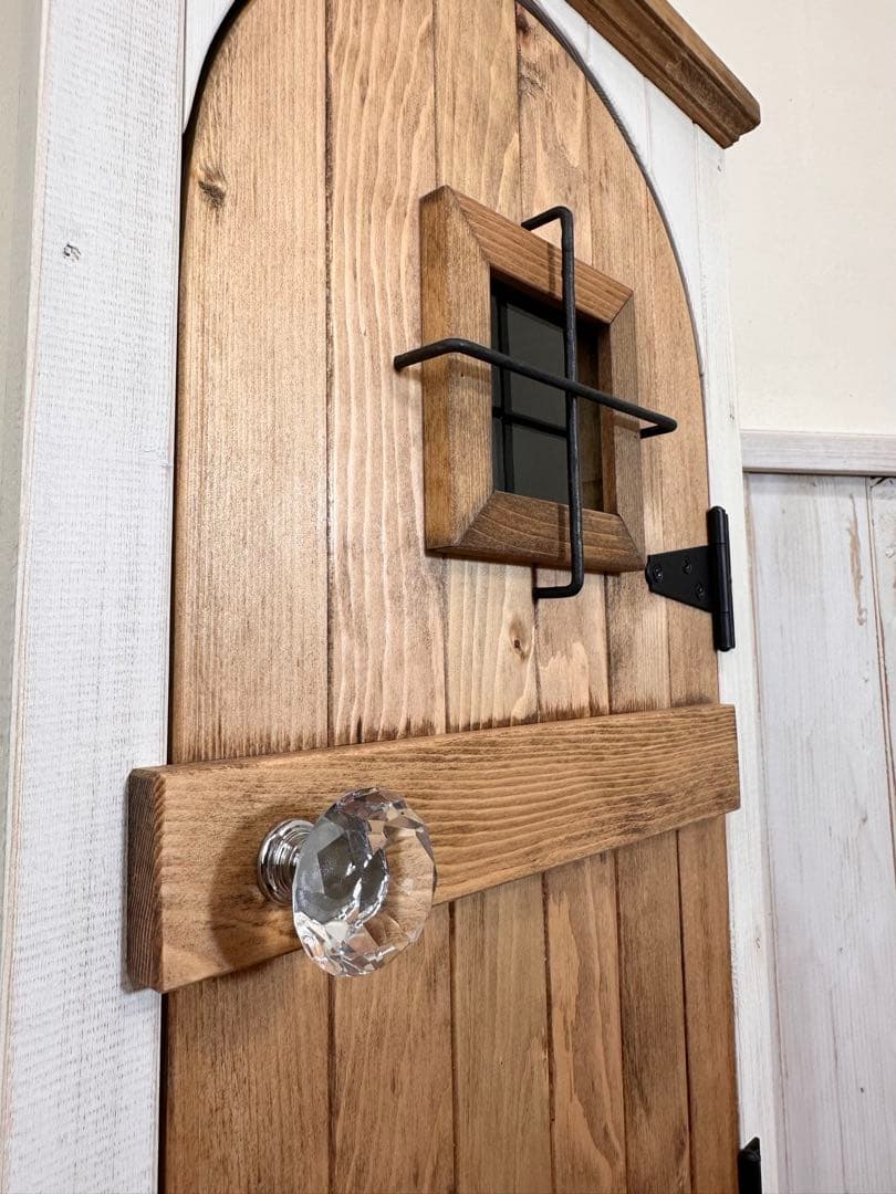 1点のみ微キズありのため値引き】ヨーロッパの扉のようなキャビネット