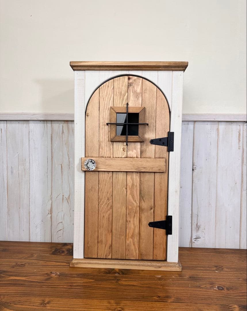 1点のみ微キズありのため値引き】ヨーロッパの扉のようなキャビネット