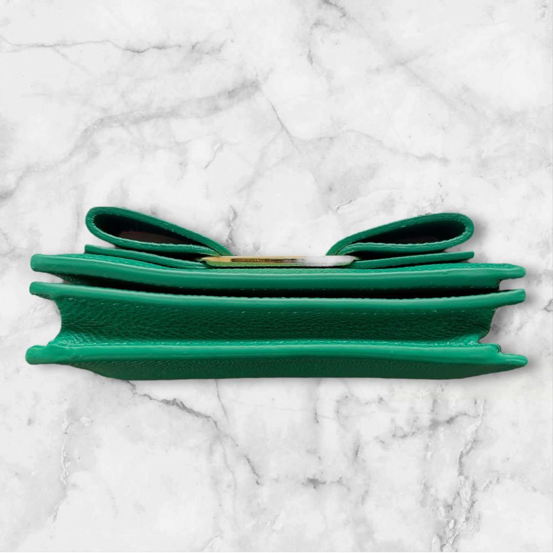 極美品】フェラガモ 二つ折り財布 ヴァラ リボン グリーン SMERALDO