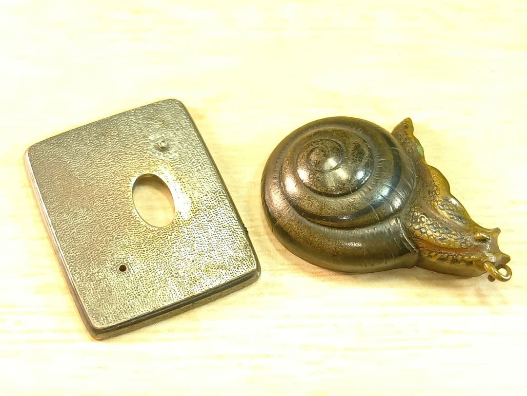 煙草入れ／前金具／蝸牛／在銘あり 煙草入れ／前金具／蝸牛／在銘あり