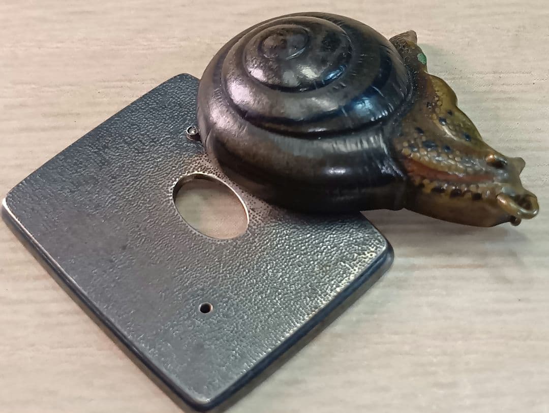 煙草入れ／前金具／蝸牛／在銘あり 煙草入れ／前金具／蝸牛／在銘あり