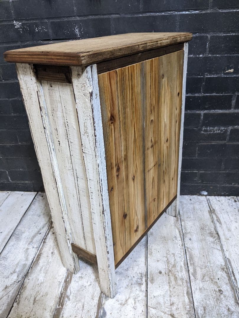 古材飾り棚チェッカーガラス扉白