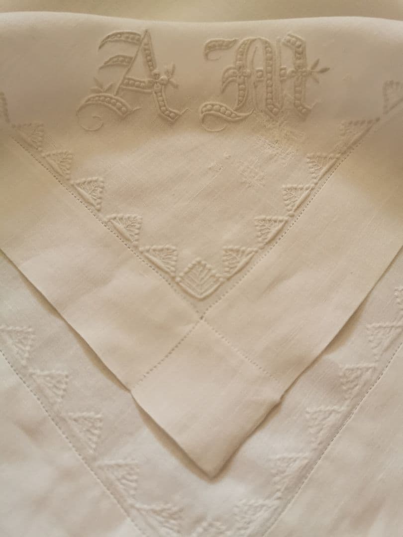 アンティークフランス 一周の木の刺繍 イニシャル花文字AM