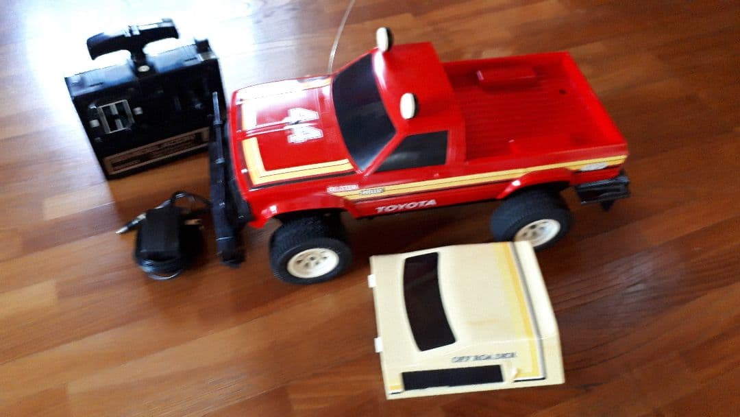 【最終価格】トヨタTOYOTAハイラックス4WD1/10ラジコン　不動品