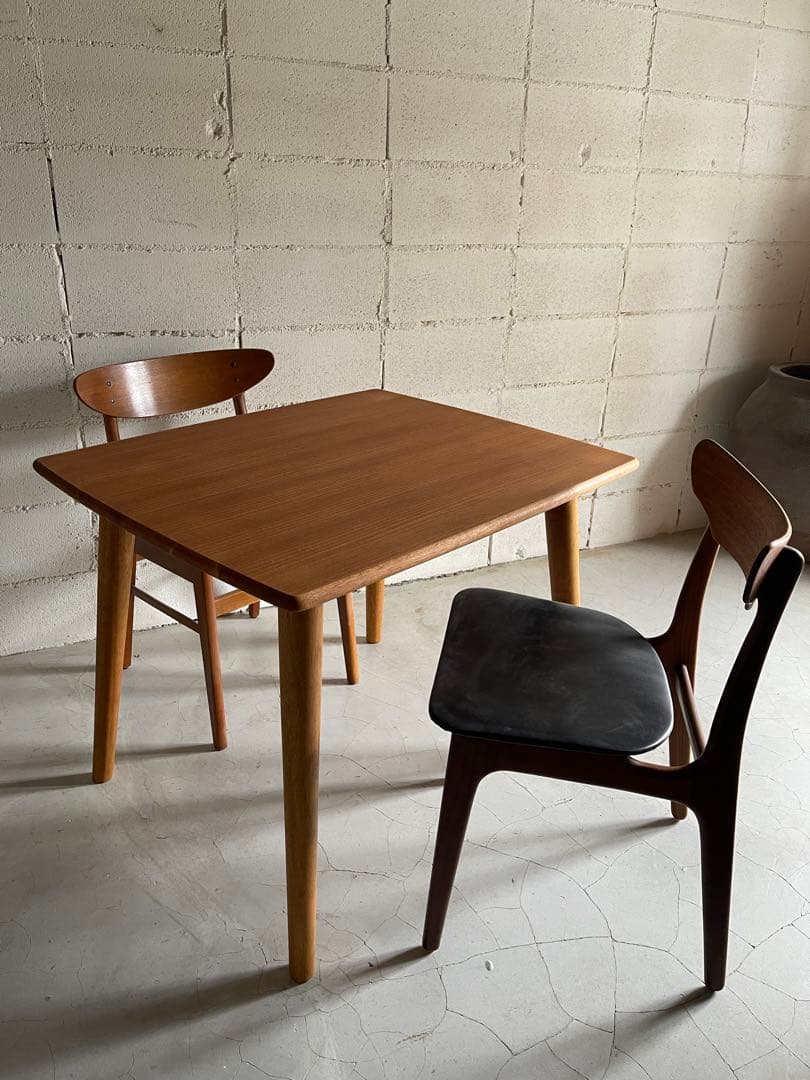 大塚家具　ダイニングテーブル　コンパクトサイズ　北欧風　丸斜め脚　スッキリ幕板無