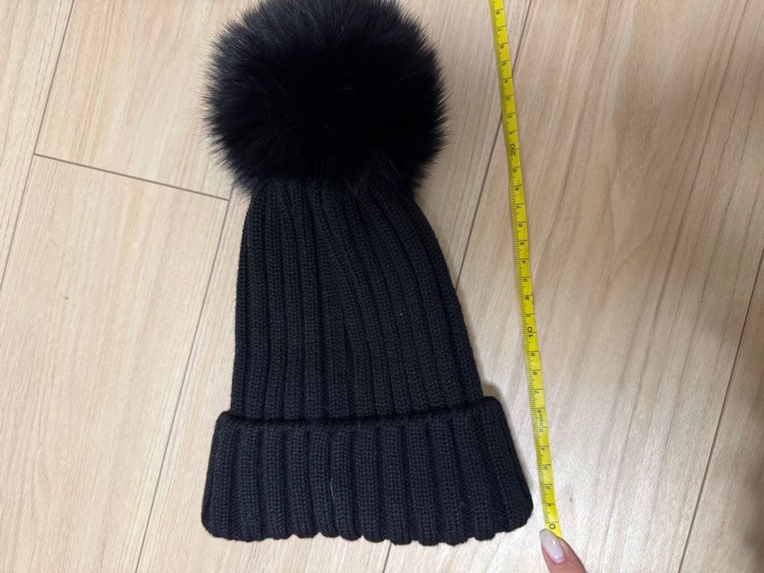 Moncler 黒ニット帽 ファー付きポンポン - メルカリ