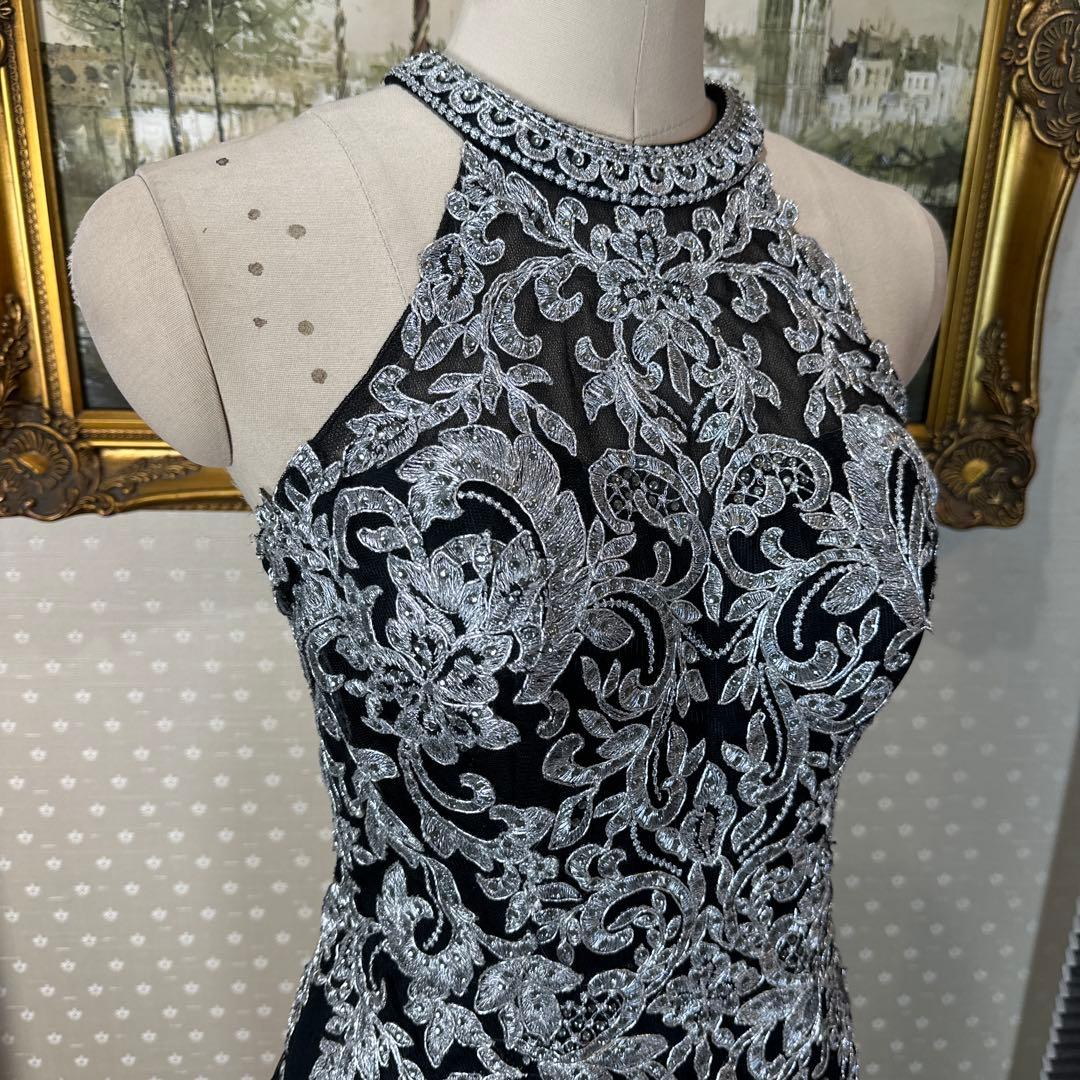 ブラックハイネック刺繍ドレス