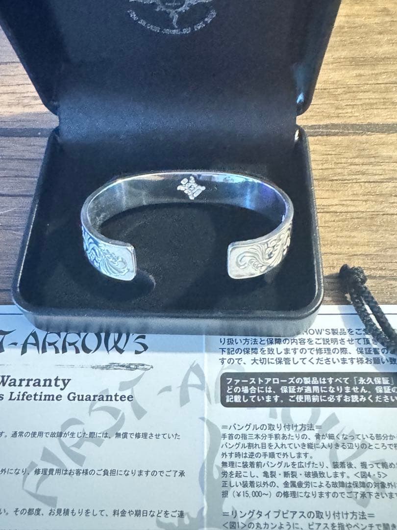 ファーストアローズ アラベスク唐草彫り バングル品番br-026