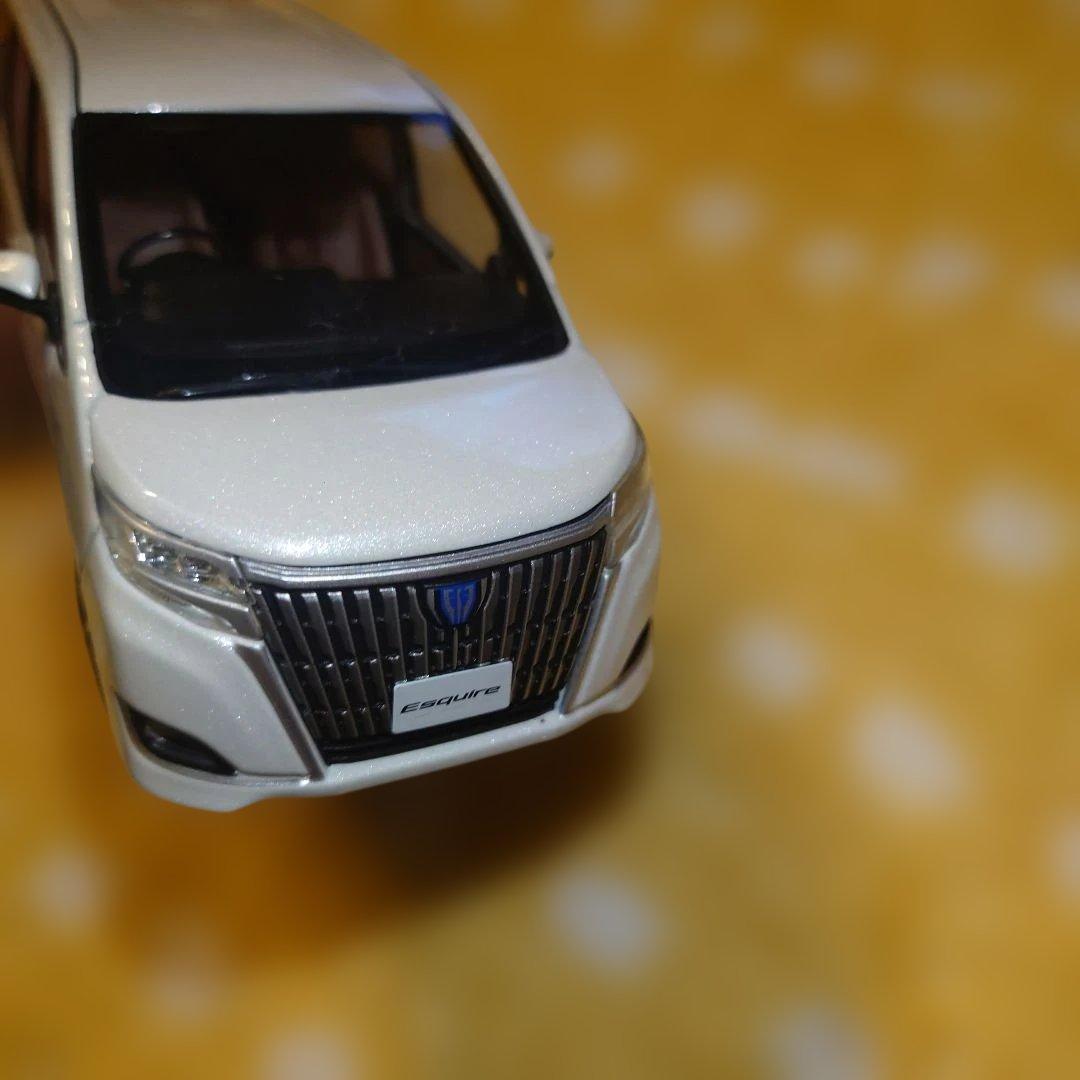 Esquire ミニカー 070 ホワイトパールクリスタルシャイン 模型 トヨタ
