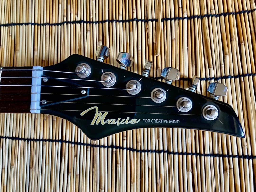 ☆新機能満載　4連スイッチがカッコいい　他に無いMavis ストラトキャスター