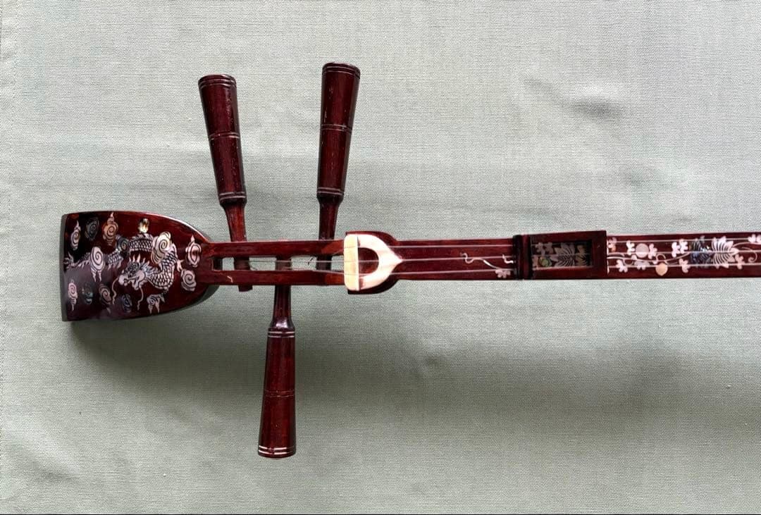 ベトナムの民族楽器ダンタム／螺鈿装飾・蛇皮張りの三弦楽器