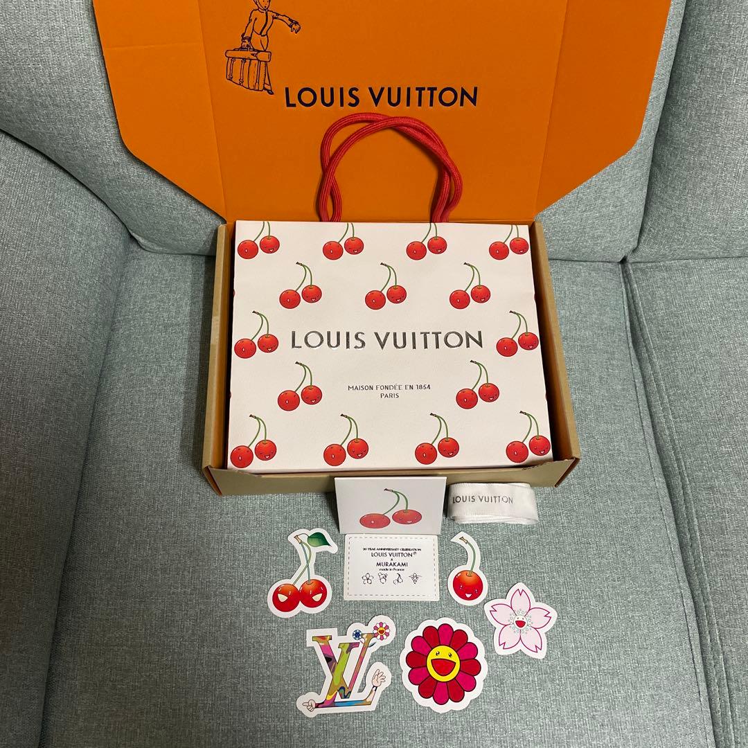 LVチェリー柄ショップ袋1枚、チェリー柄ダンボール1点、包装用紐1