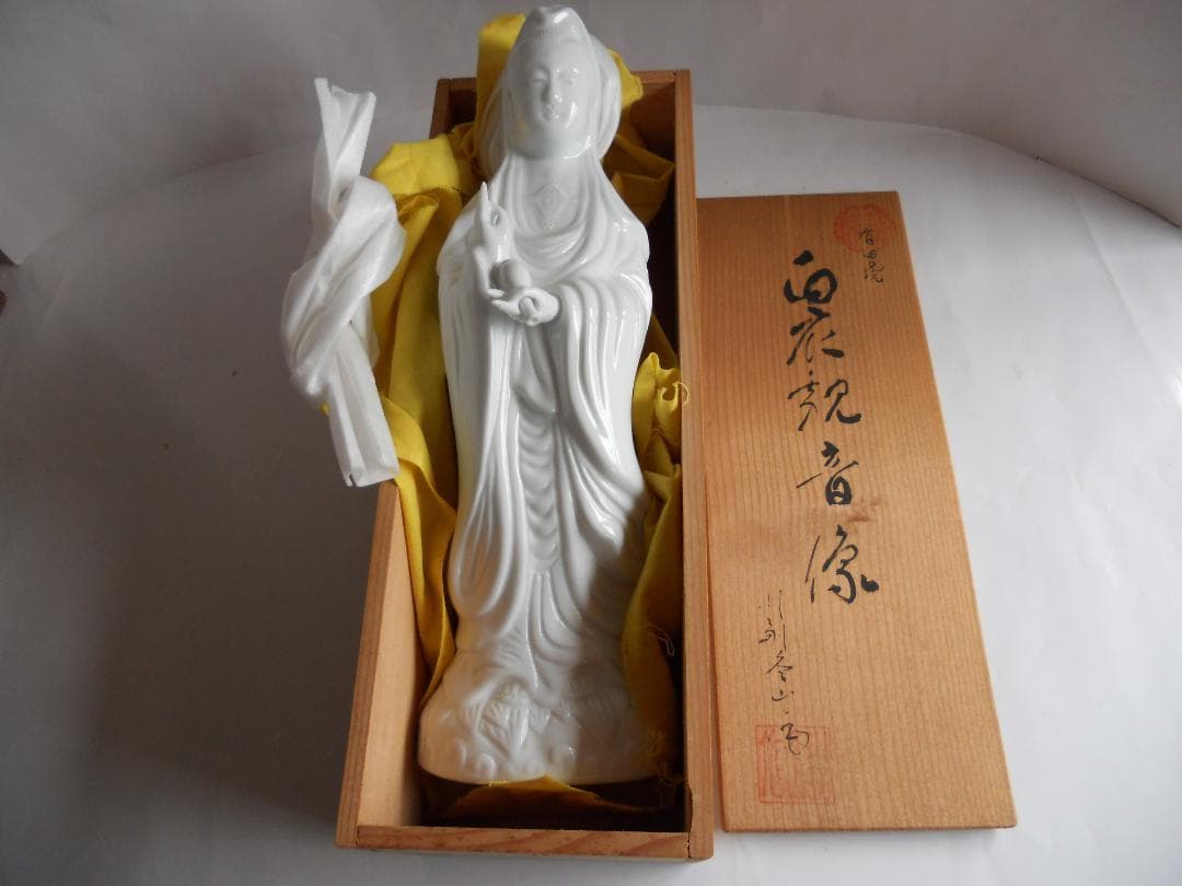 白衣観音 川副冬山 作 観音 有田焼 有田白磁 白衣観音像 新品 未使用 です。 白衣観音 川副冬山 作 観音 有田焼 有田白磁 白衣観音像 新品 未使用