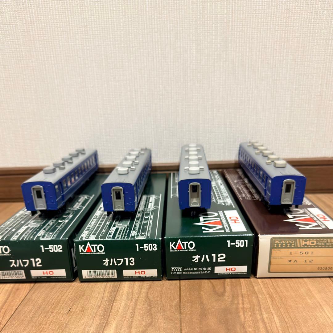 KATO製のHOゲージ鉄道模型、オハ12系客車の4両セット