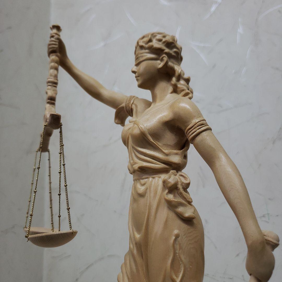 Bフライデー蔵出特価希少彫り裁判所のシンボルヒバ材 正義の女神像