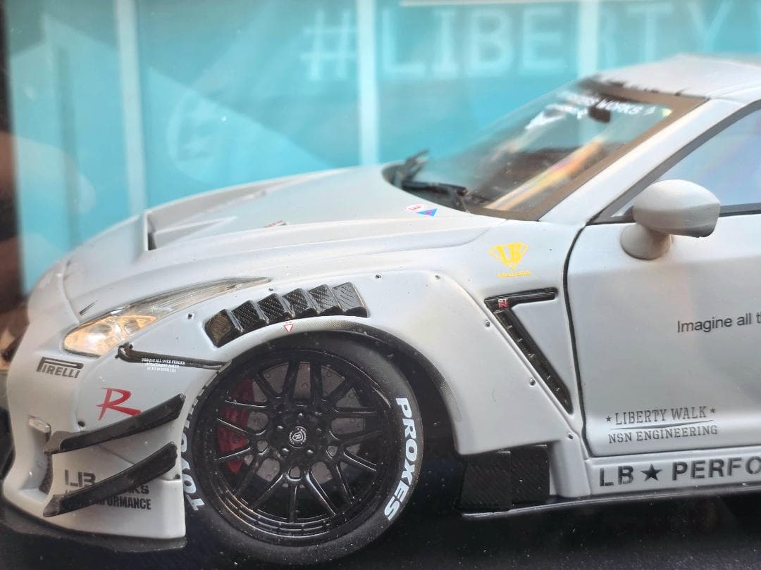 リバティウォーク R35 GT-R 1/18スケールミニカーフィギュア付き