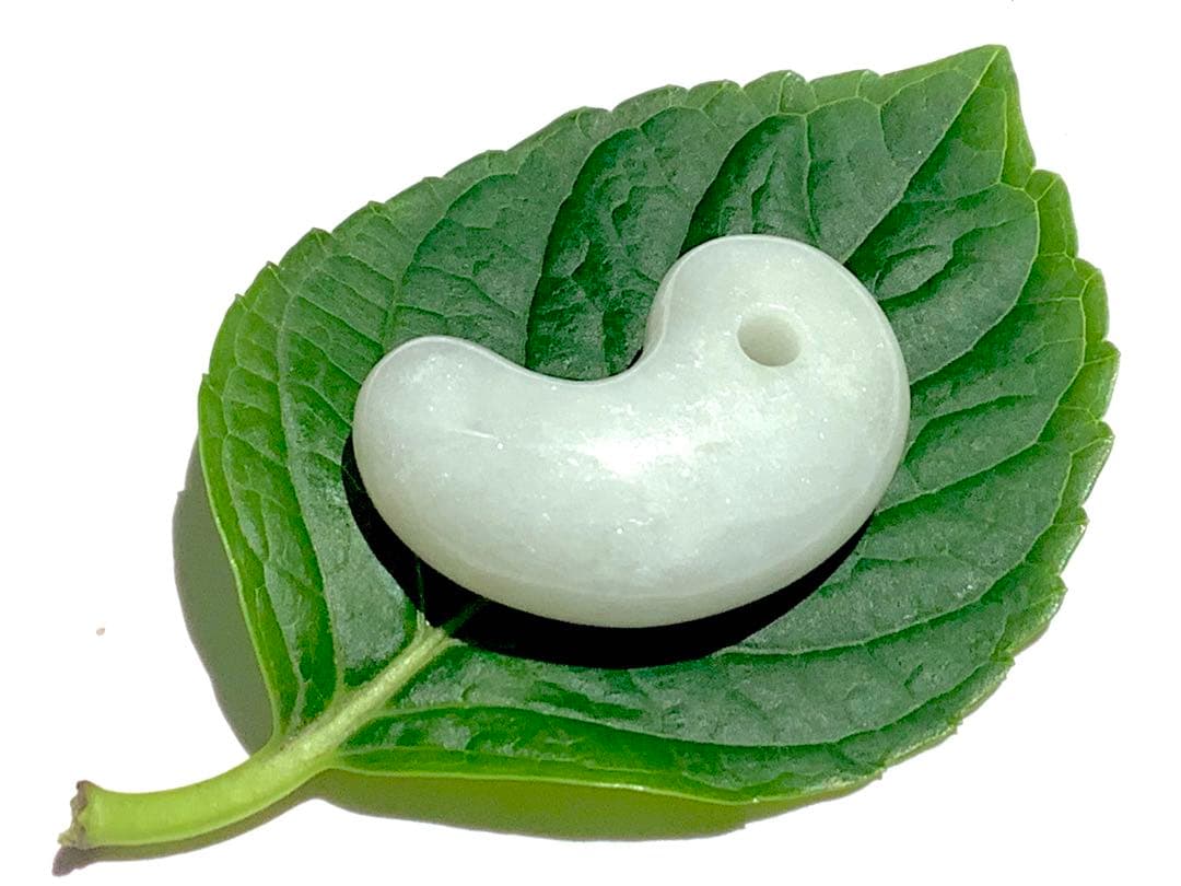 ✳60以上間違い無し‼️卸し糸魚川翡翠勾玉 お守り守護石に 鑑別書