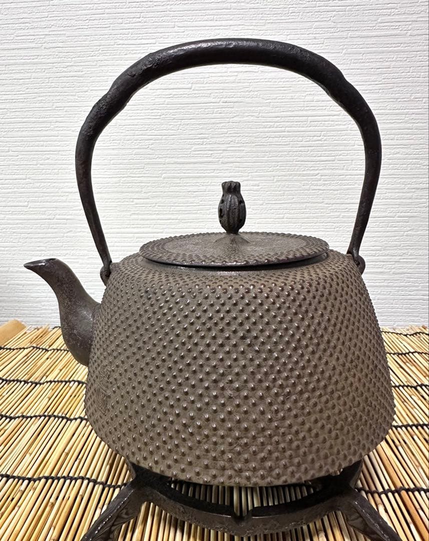 南部薫山工房　三代目薫山　佐々木 和夫造　１６型　九重アラレ　南部鉄瓶　売約済み