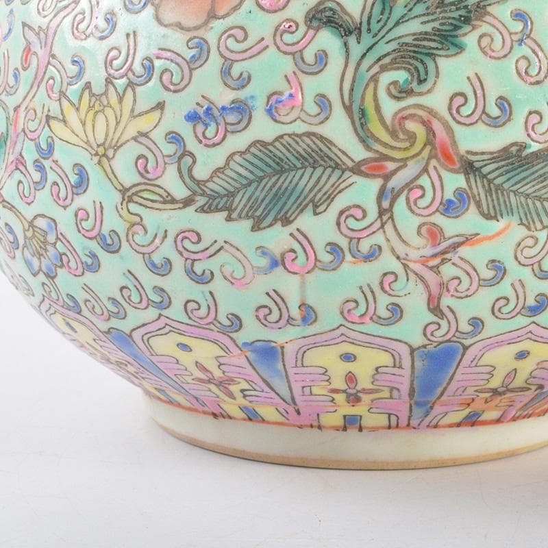 中国 大清康煕年製 粉彩纏枝花卉文 蒜口瓶 V