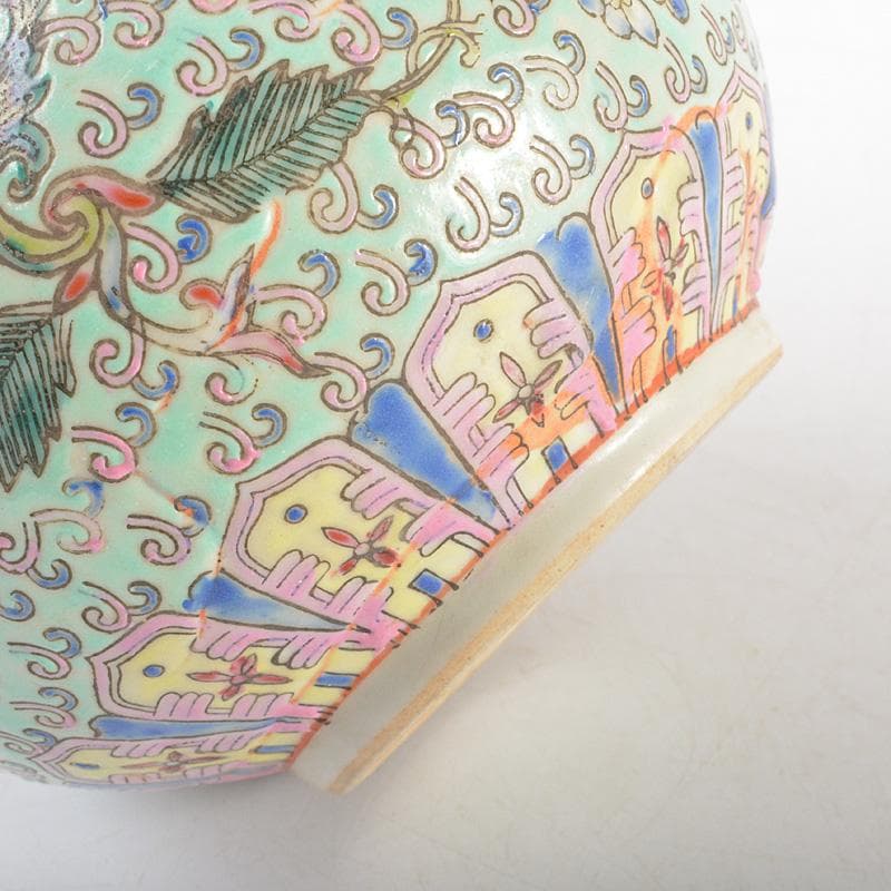 中国 大清康煕年製 粉彩纏枝花卉文 蒜口瓶 V