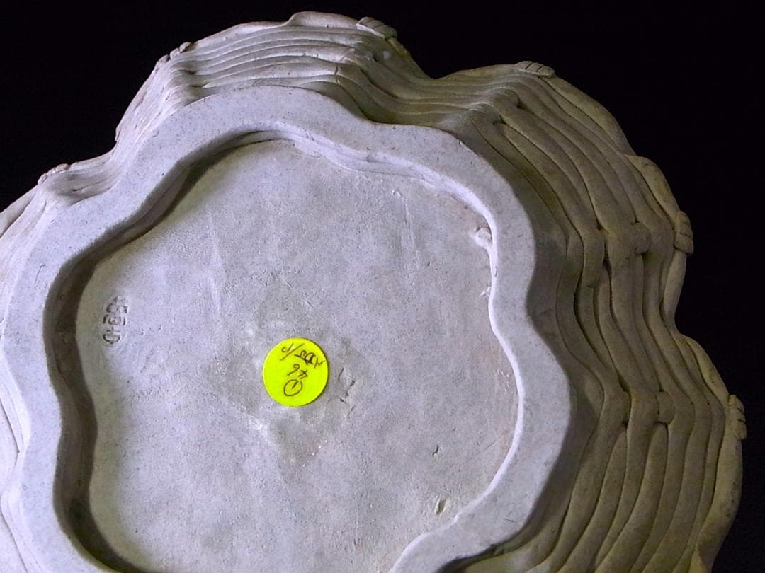 【 E919 】 素晴らしき超名品　明治期萬古焼上手作品　陽刻番の鶴文飾り皿