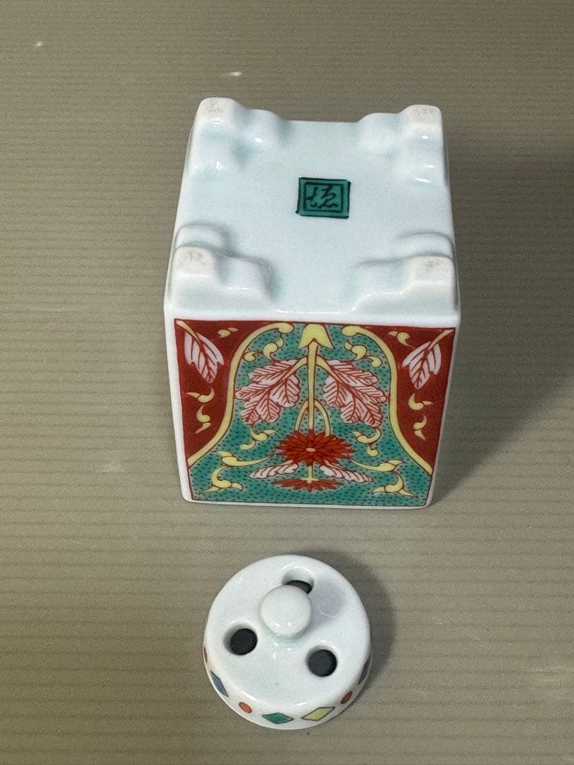 2277 伊万里徳右衛門 錦菊花文角香炉 - メルカリ