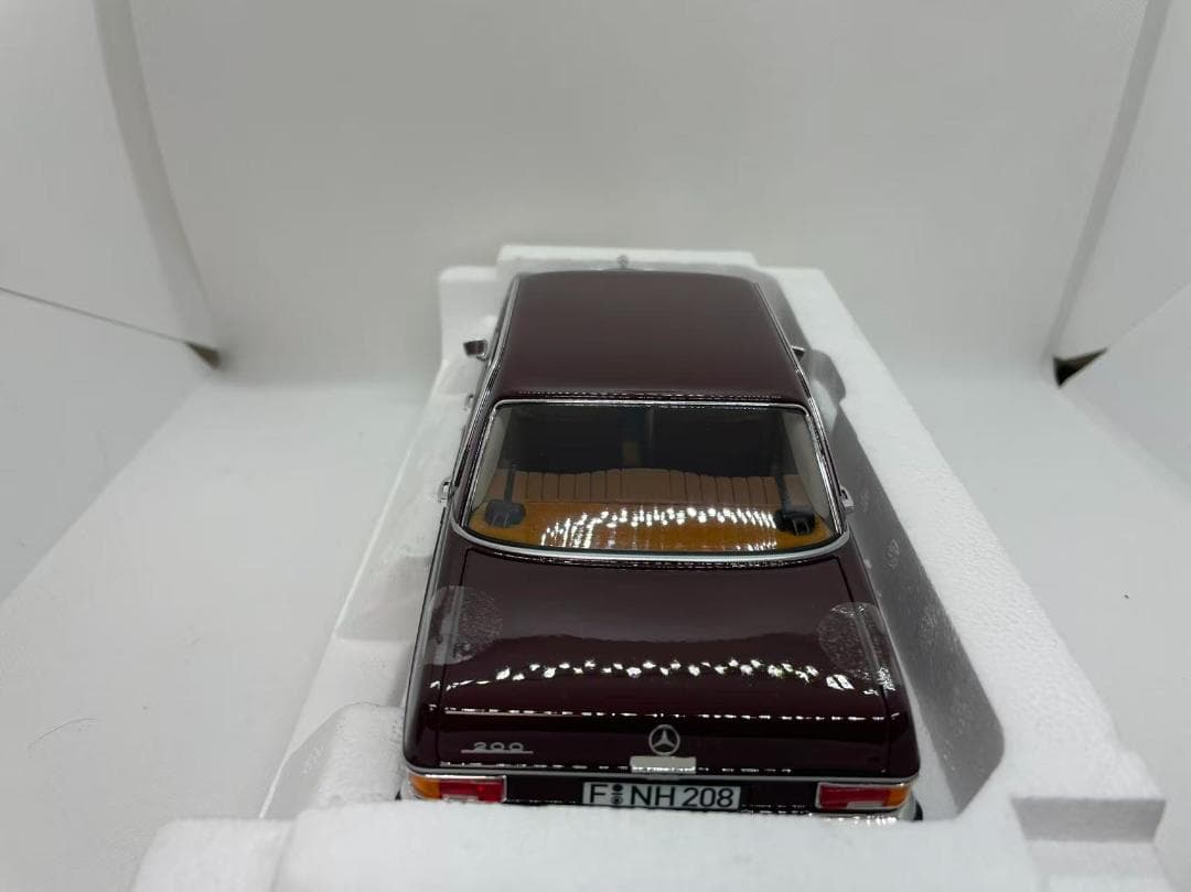 304-053 ノレブ 1/18 メルセデスベンツ 200 1968