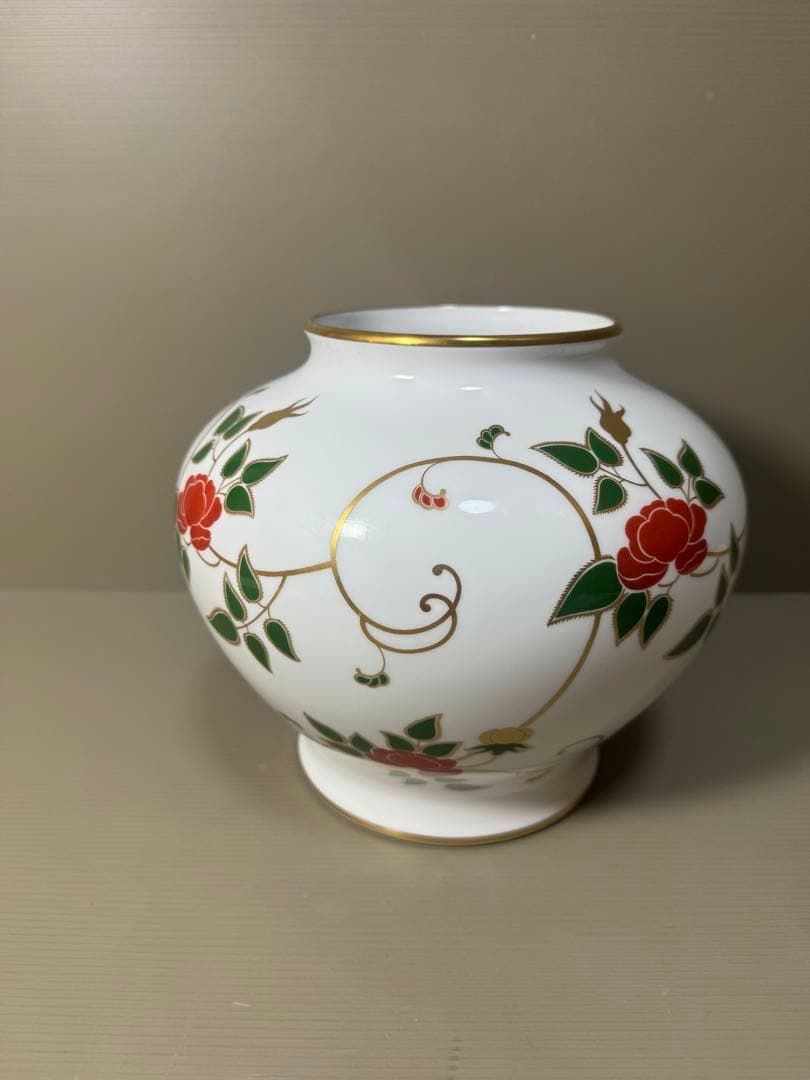 2190 大倉陶園 金彩白磁 ツル薔薇唐草模様 花瓶