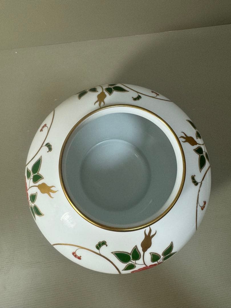 2190 大倉陶園 金彩白磁 ツル薔薇唐草模様 花瓶