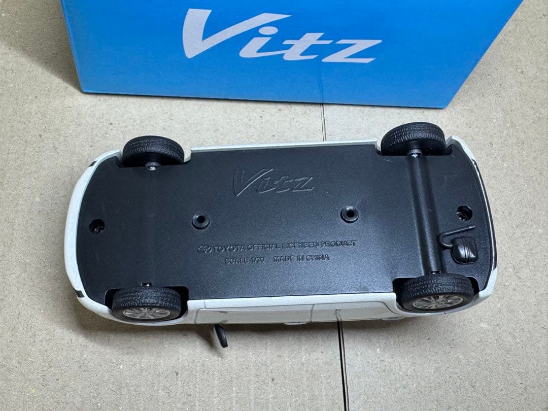 トヨタ ヴィッツ HV ホワイトパール 色見本ミニカー カラーサンプル 未使用