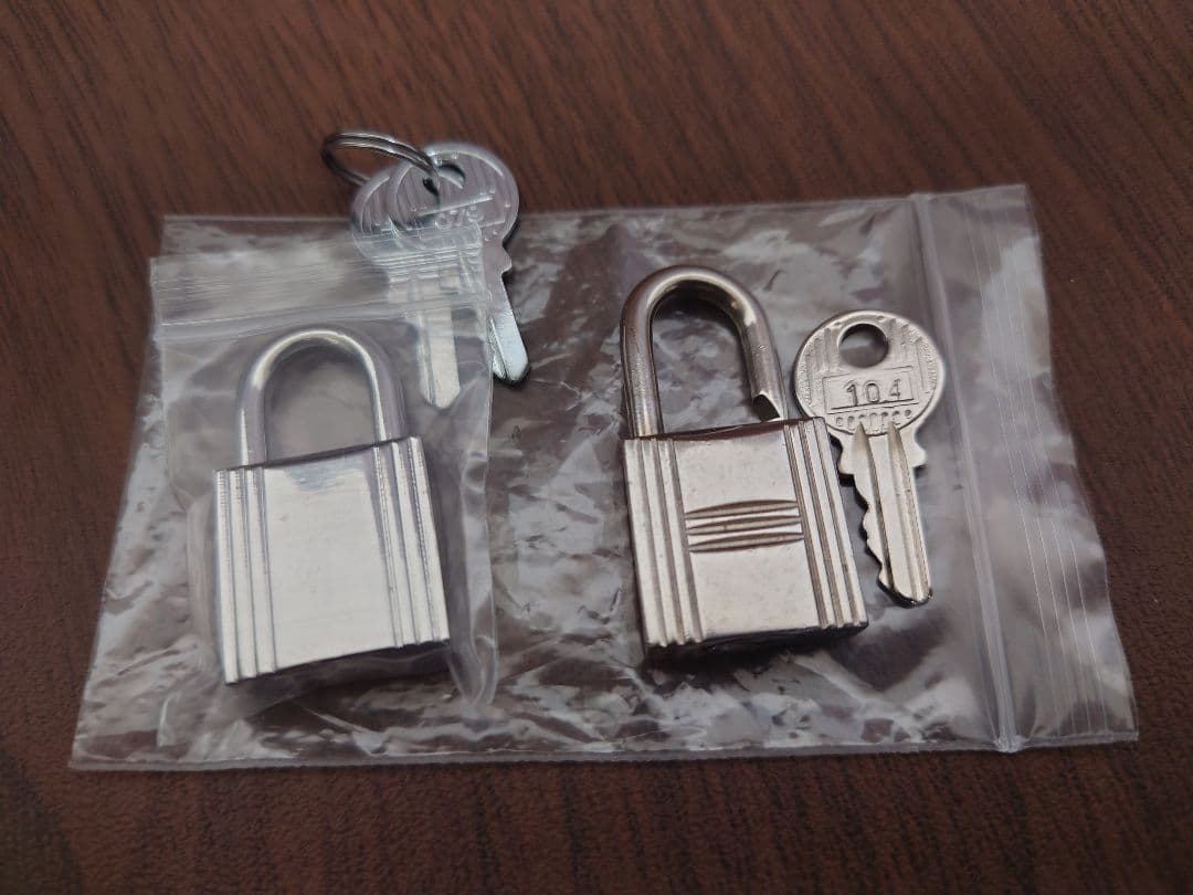 本皮キューブハンドバック（エルメスのカデナ付）